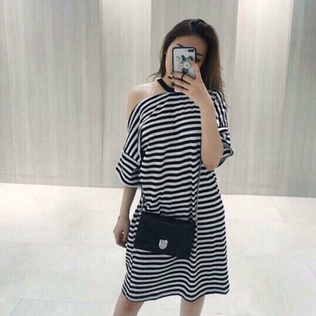 Váy suông kẻ lệch vai