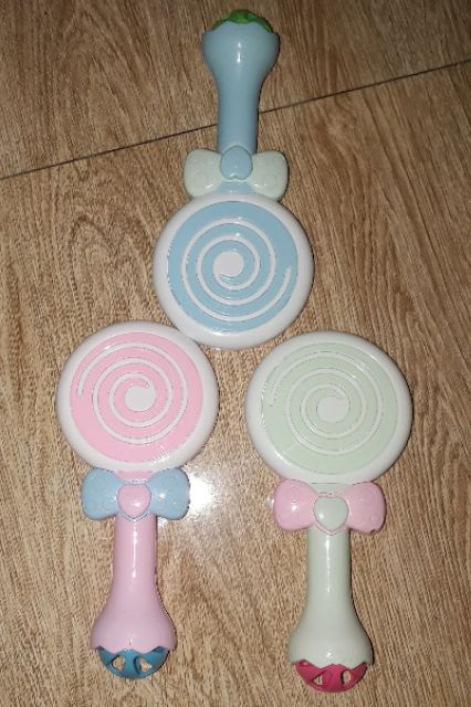 Chiếc lục lạc hình que kem bằng nhựa rất đep