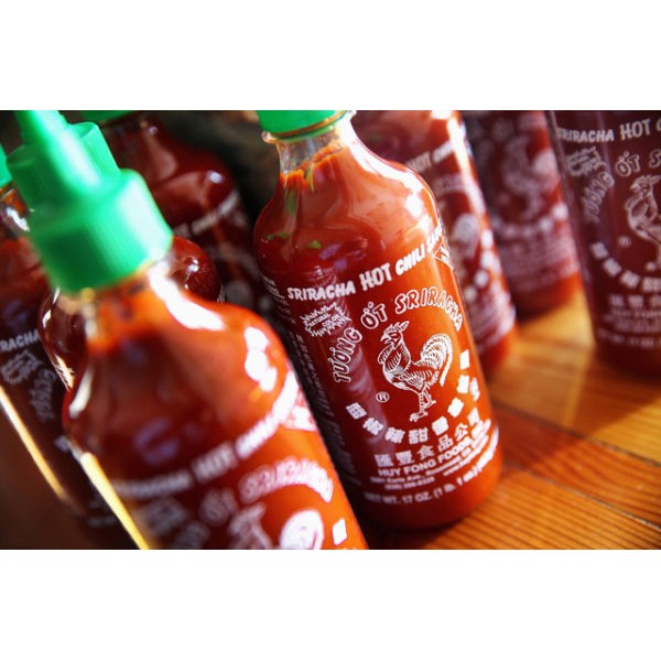 Tương ớt con gà Sriracha hot chili sauce 24/9 OZ date 2025