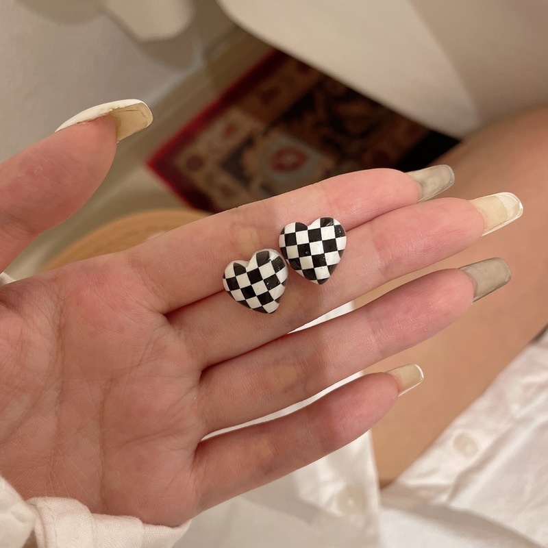 Đôi khuyên tai hình trái tim họa tiết ô vuông thời trang cho nữ