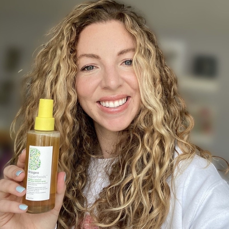 Xịt dưỡng tóc Briogeo Banana + Coconut Soft Wave Texture Spray