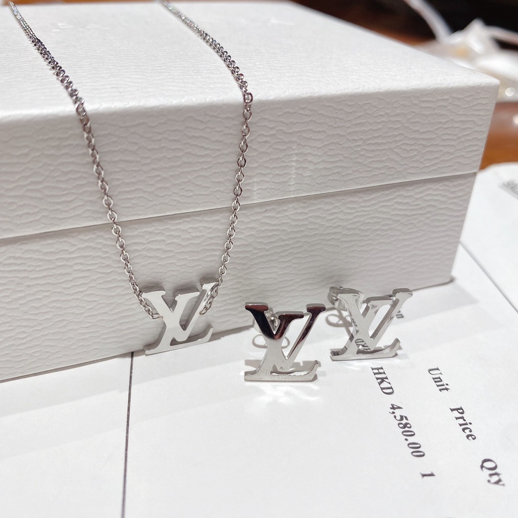 Set dây chuyền, bông tai hình logo LV Titan 2 màu vàng, trắng cao cấp Ròm House không hoen rỉ sang chảnh - ms8979149
