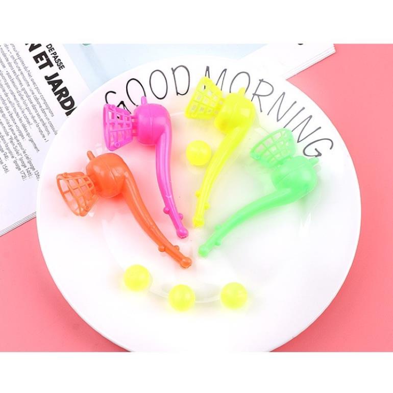 Trò chơi thổi bóng giữ thăng băng cho bé