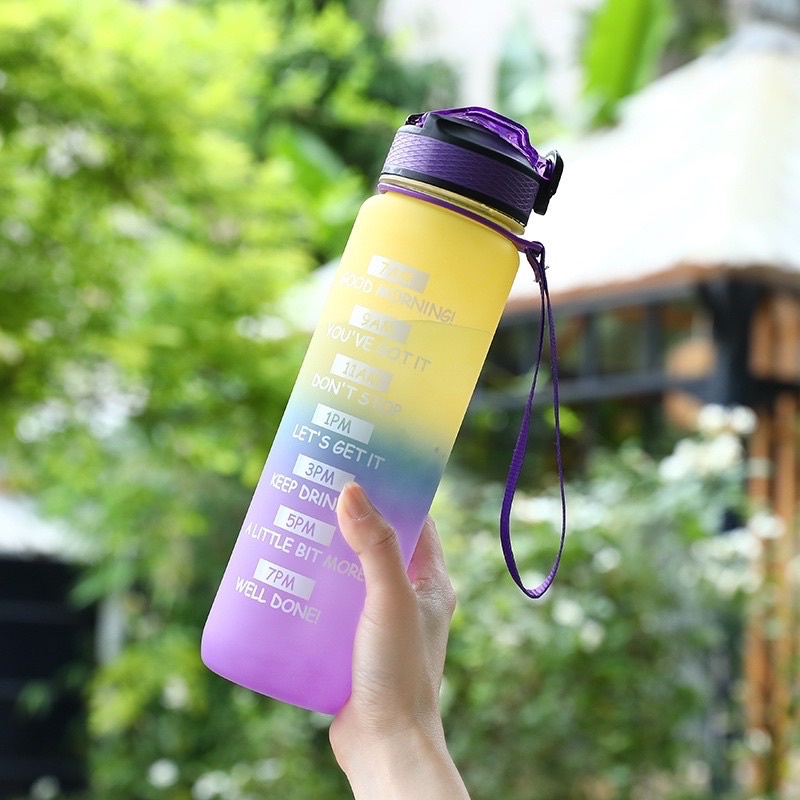 Bình nước 1 lít [ kèm Sticker] có vạch chia nhắc giờ dành cho người lười uống nước, bình đựng nước thể thao 1L