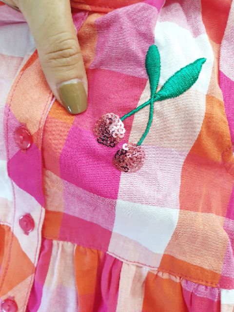 Váy kẻ ca ro đỏ kèm hình cherry