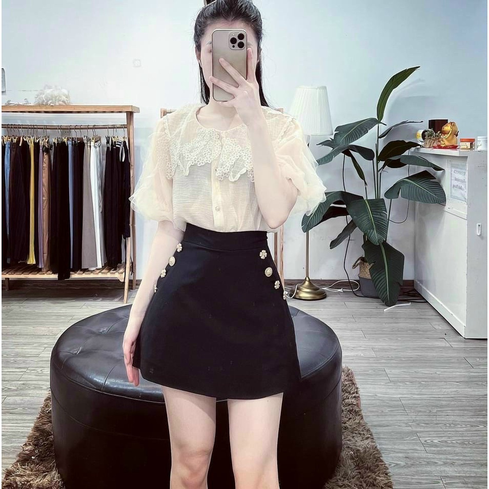 Chân váy chữ A đính cúc hoa chất sịn. Có quần lót trong bo chun không sợ lộ