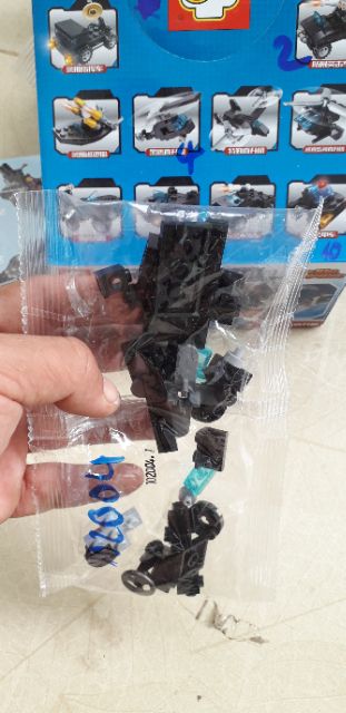 Lắp ráp 1 hộp LegoSWat xe máy bay 1020 có nhiều chi tiết bằng nhựa ABS