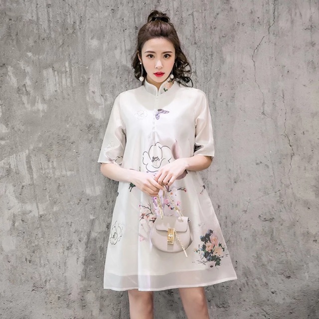 Váy cổ tàu thêu hoạ tiết sang trọng
