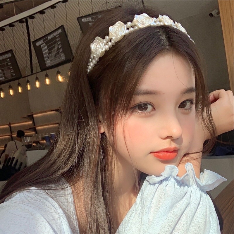 Cài tóc cho bạn gái