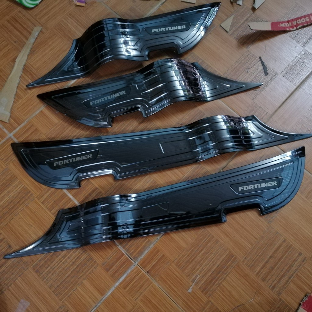 Bộ 4 ốp tapli cửa xe Fortuner 2018 2019 2020 2021mẫu titan đẹp