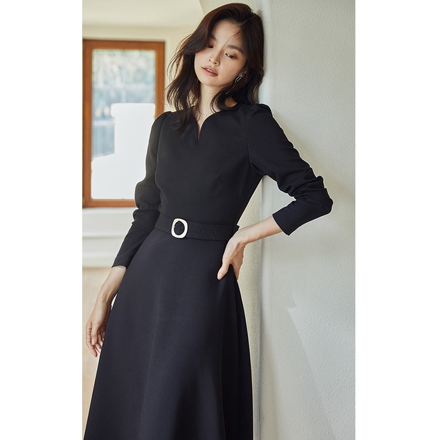 Đầm đen xòe dài tay dài cổ kiểu xẻ tặng kèm dây eo
