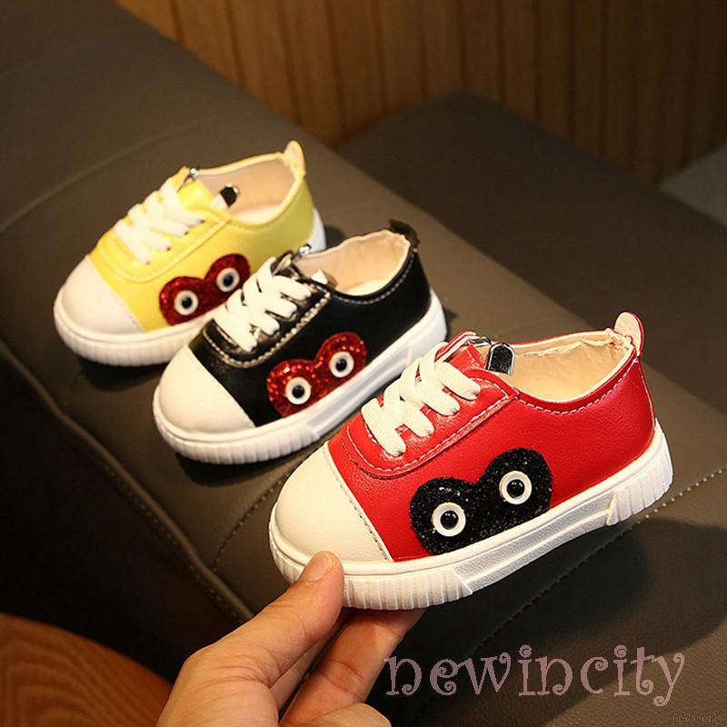 Đôi giày đế mềm chống trượt họa tiết dễ thương cho bé