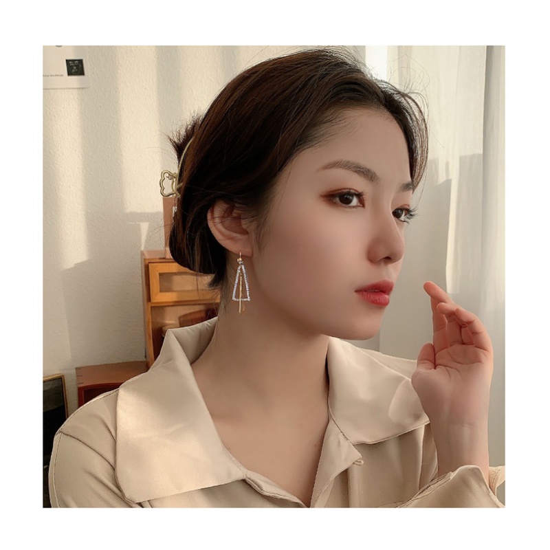 Hoa tai dáng dài hình tam giác phong cách thời trang