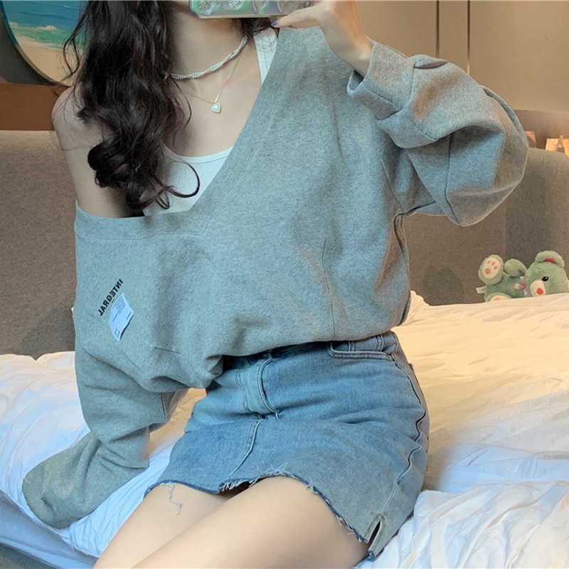 Áo cổ tim trễ vai kèm áo 3 lỗ bên trong  phong cách Hàn Quốc