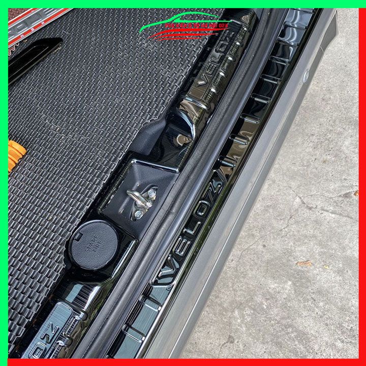 Ốp chống trầy cốp Veloz 2022-2023 vân titan bảo vệ cốp sau xe chống va đập