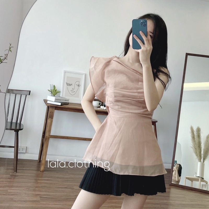 (SẴN) Lala Clothing Áo tơ lệch vai peplum MLA