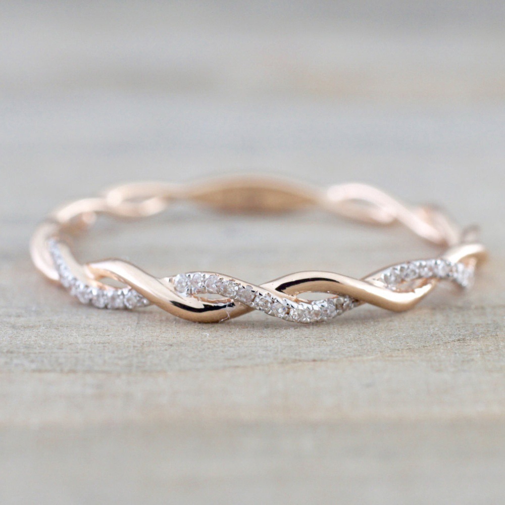 Nhẫn 14K xoắn đính đá sang trọng