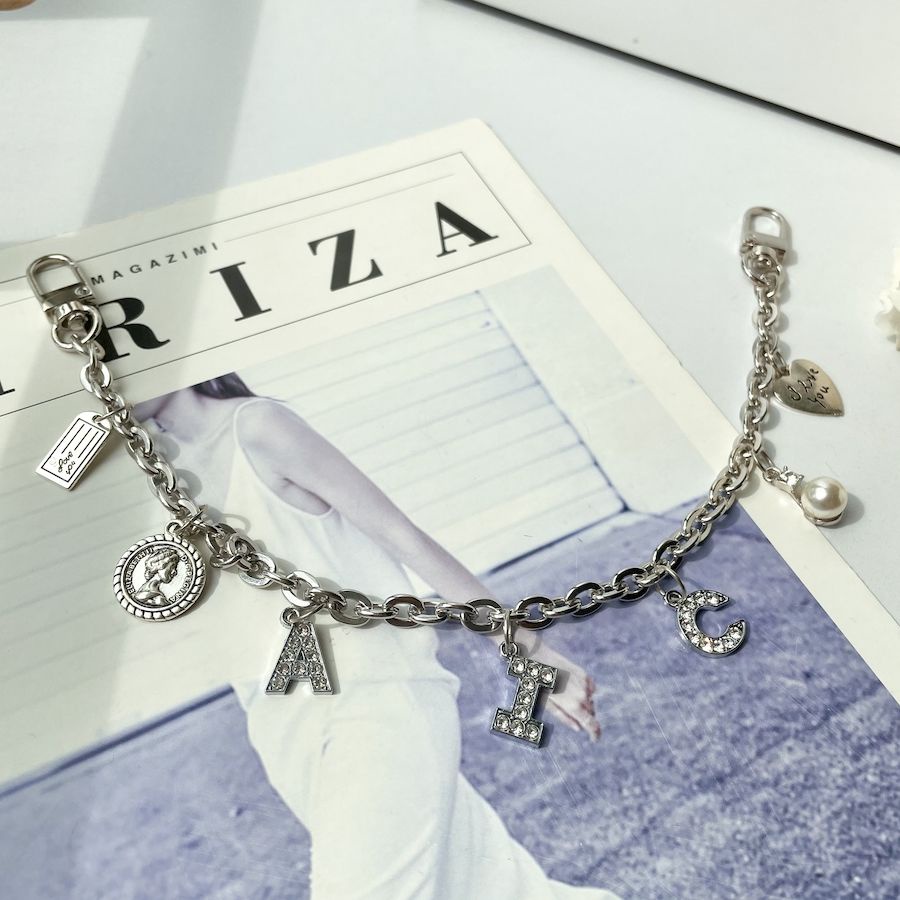 Chuỗi dây xích kim loại có chữ dùng để gắn trang trí túi xách/dây đeo