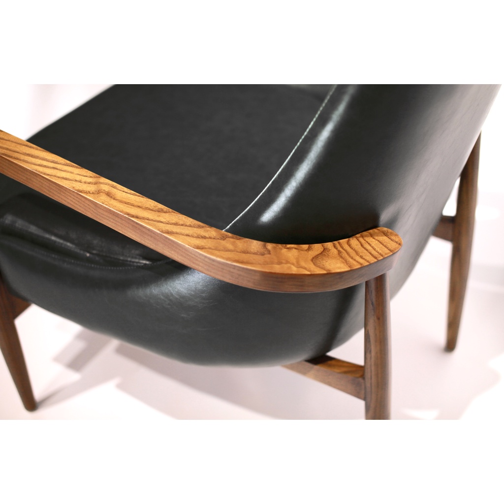 Ghế sofa đơn chất liệu da cực bền và thoáng mát ,mang lại cảm giác hiện đại cho phòng khách của bạn.
