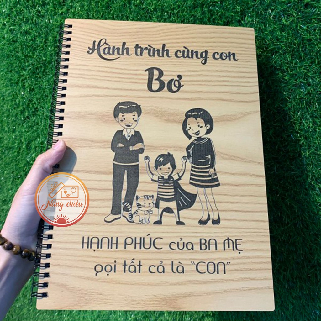 Nhật kí hành trình cùng con yêu size 20x30cm - Sổ tay bìa gỗ khắc hình ảnh gia đình hạnh phúc và khắc tên theo yêu cầu