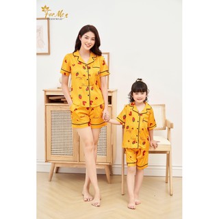 Bộ đồ ngủ,mặc nhà Pizama set mẹ con họa tiết Dâu Tây Vàng chất lụa giấy cao cấp Luxury hãng FORME