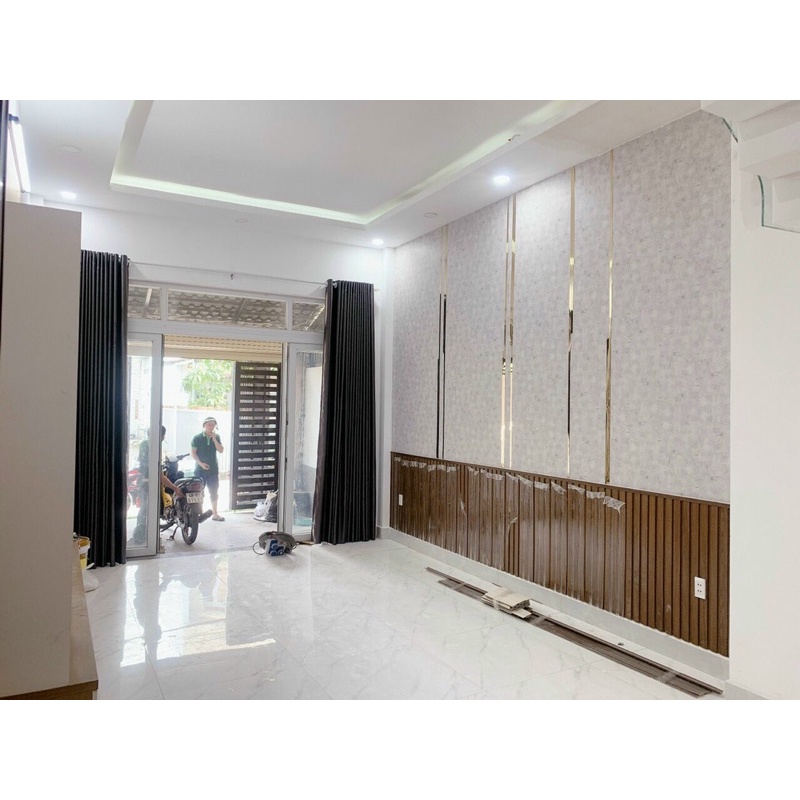 LAM NHỰA GIẢ GỖ ỐP TƯỜNG Dễ dàng lắp đặt lên mặt tường và kết hợp với các vật liệu khác đầy sáng tạo.