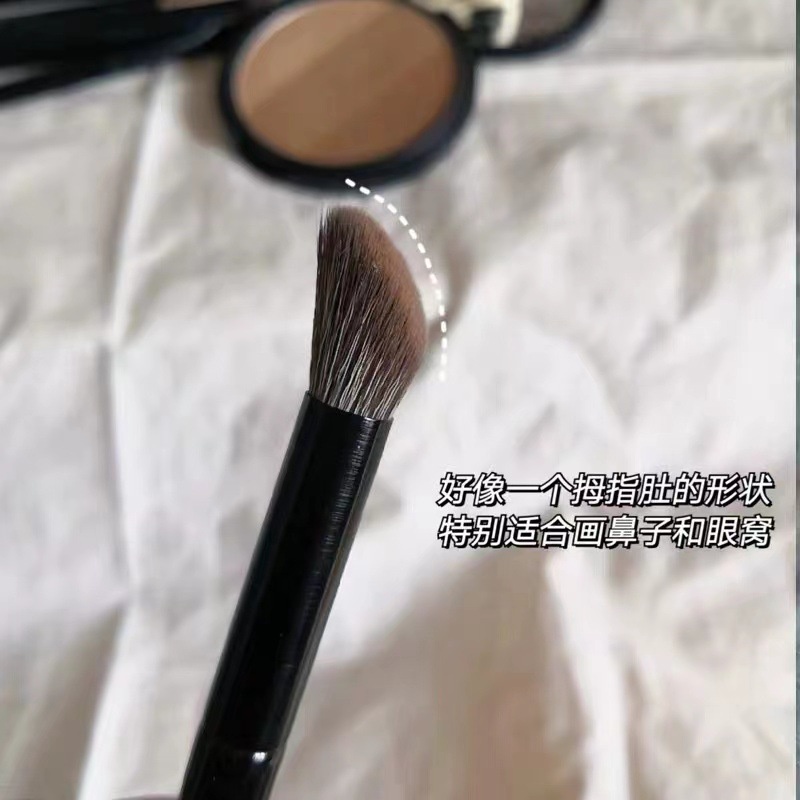 Cọ Trang Điểm Đầu Xiên Siêu Mềm Tạo Khối Mũi Dễ Sử Dụng Yamagen