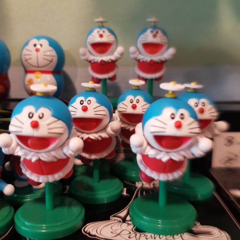 mô hình đế xanh mini chính hãng nhật doraemon mang áo lông bay chong chóng tre