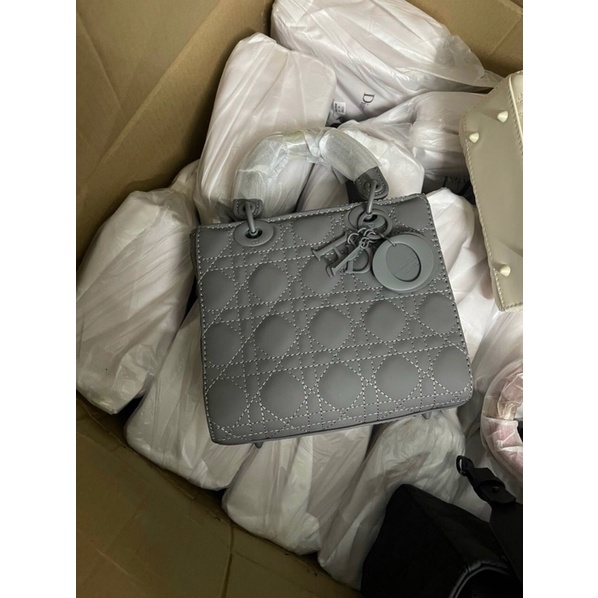 túi cầm tay ,đeo chéo sai 18 và 21 hàng đẹp có hộp tặng kèm khăn hãng di0