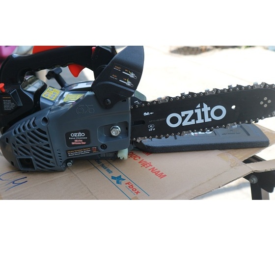 Cưa xích xăng 2 thì Ozito lam 2 tấc rưỡi
