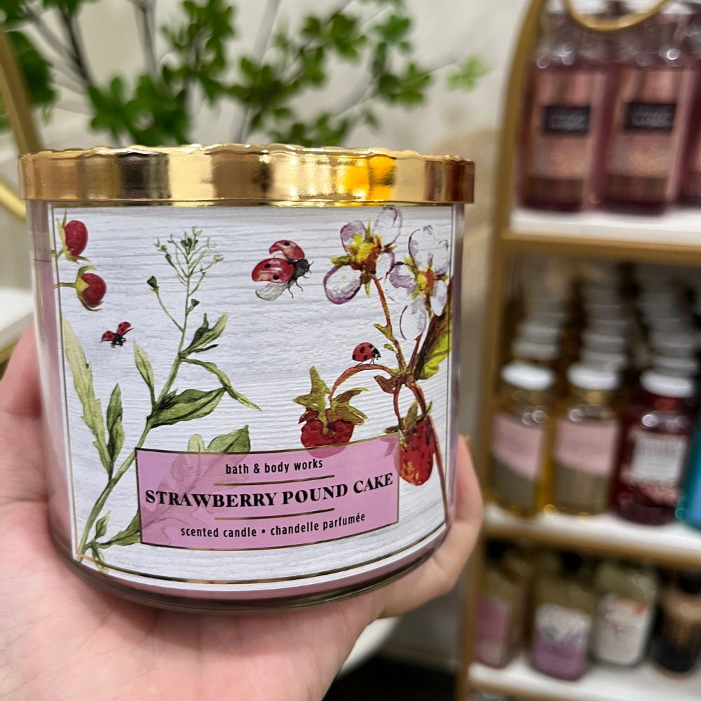 Nến Thơm 3 Bấc Bath And Body Works Strawberry Pound Cake Hương Thơm Quả Dâu Nhẹ Nhàng Giúp Giải Tỏa Căng Thẳng 411g