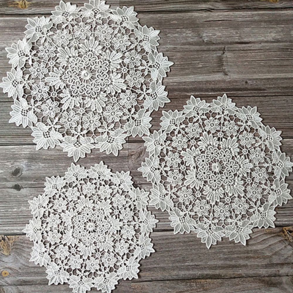 Khăn ăn bằng cotton thêu ren hình tròn màu trắng dùng trang trí bàn tiệc cưới