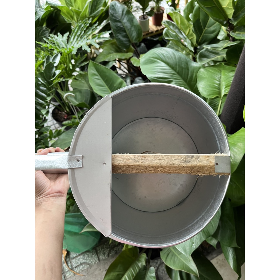 Thùng tưới bằng thiếc 13 lít, loại dày, có vòi sen mịn, bình tưới thiếc