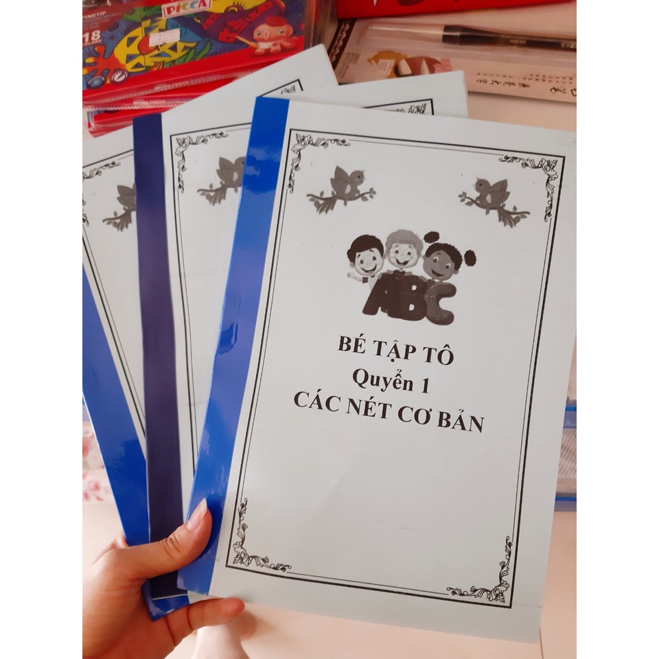 Bé tập tô chữ, số