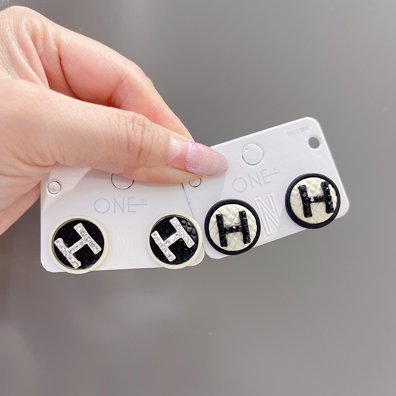 Bông Tai Hình Tròn Họa Tiết Chữ H Màu Trắng Đen Phong Cách Hàn Quốc Thời Trang Cho Nữ