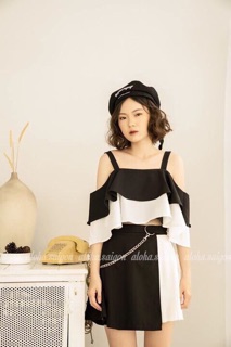 Áo croptop hai dây phối đen trắng