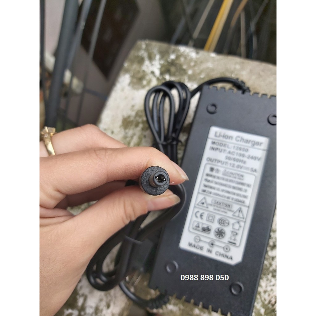 BÁN Cục sạc 12.6v 5a dùng cho pin Li-ion 10.8V 11.1V 12V có quạt và đèn báo đầy