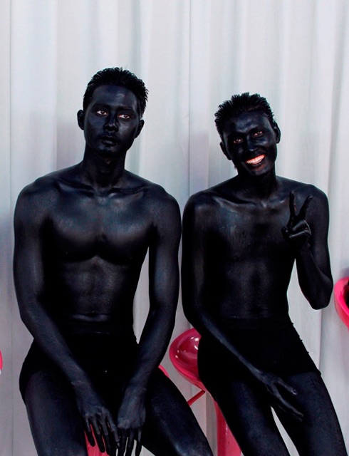 Hóa trang da đen châu phi: Thể hiện sự sáng tạo và tài năng của người nghệ sĩ, hóa trang da đen châu phi mang lại sự thú vị và ấn tượng đặc biệt. Những màn biến hóa độc đáo trên khuôn mặt đen sẽ khiến bạn không thể rời mắt khỏi bức ảnh.