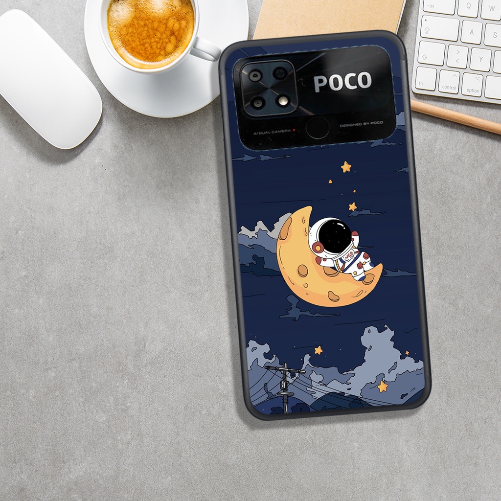 ỐP LƯNG XIAOMI POCO C40,  IN HÌNH PHI HÀNH GIA CHIBI ĐẸP, NGẦU.