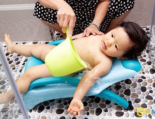 Ghế tắm gội cho bé