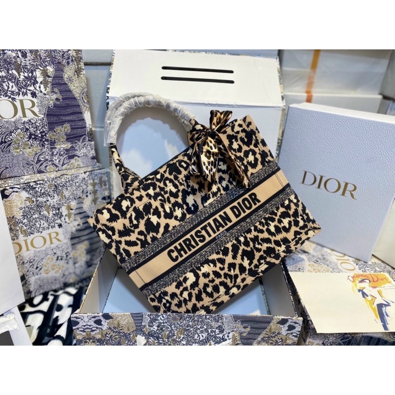 Túi xách Dior book tote thổ cẩm hoạ tiết mới beo báo size 36 40 (Tặng kèm khăn)