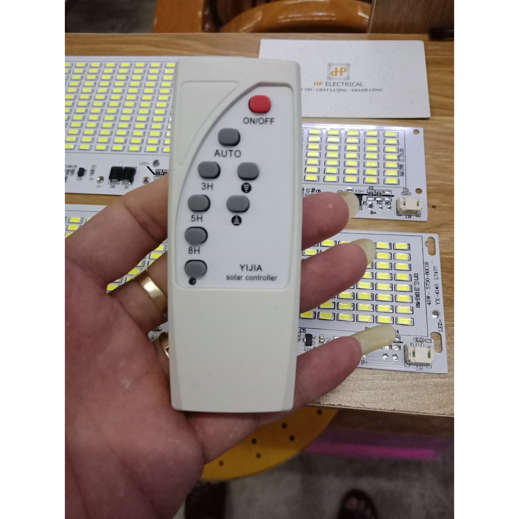 Đèn pha led năng lượng mặt trời 40w 103/60mm kèm Remote và cảm biến hồng ngoại HP Electrical