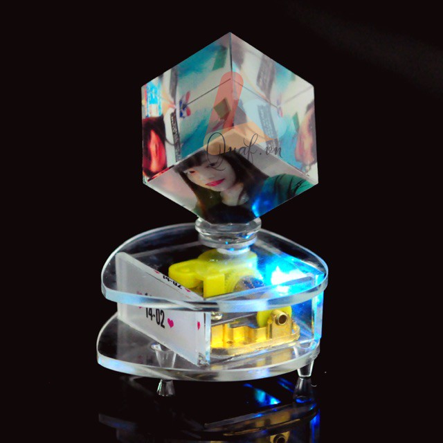 Pha lê lập phương in hình PIANO (đế đèn, tự xoay dây cót, phát nhạc music box)