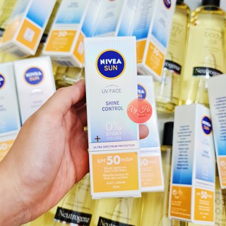 Kem chống nắng Nivea UV Face Shine Control 50ml