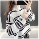 TP HCM sau một tuần 'mở cửa' Chị Thảo Vi gọi điện đến từng khách hàng, đối tác để kết nối sau nhiều tháng spa của chị ngưng hoạt động, còn quán ăn của anh Đinh Toàn chuyển sang bán trái cây để kiếm thêm thu nhập.