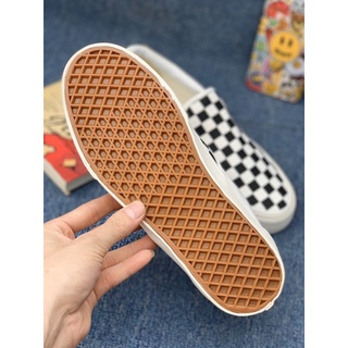 Giầy thể thao kẻ karo