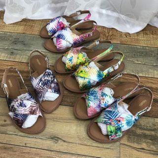Sandals quai chéo họa tiết Hawaii F21 Floral Crisscross Sandals
