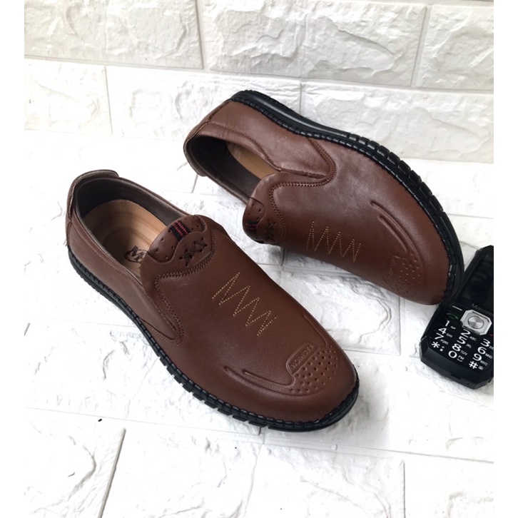 Giày lười nam mẫu mới..chất liệu da bò..đế cao su non cao cấp..mã LC04..màu vàng bò..sang trọng lịch lãm