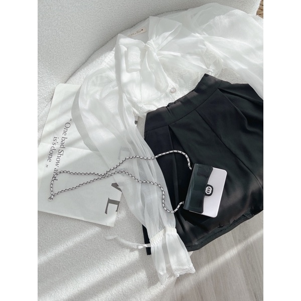 SET ÁO CROPTOP TRẮNG THẮT NƠ NGỰC + QUẦN SHORT ĐEN XẾP LY