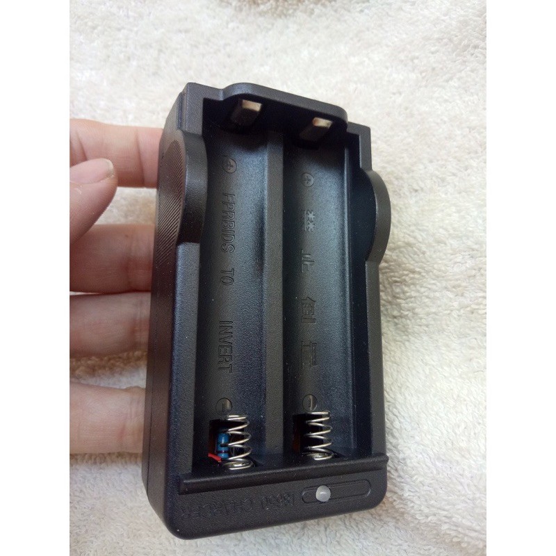 Bộ sạc pin đôi 18650